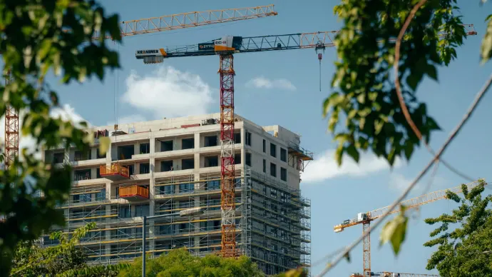 Edificio en construcción con grúas torre